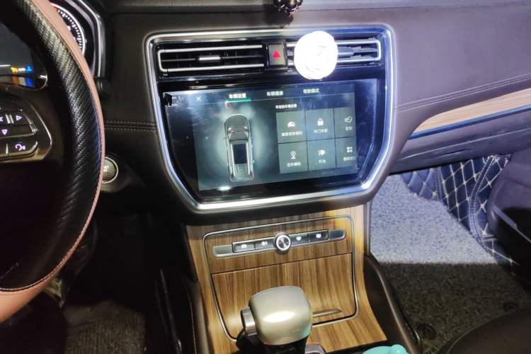 Used Roewe RX8 2018 30T Smart Connectivity Four-Wheel Drive Flagship Edition Audio And AC Panel