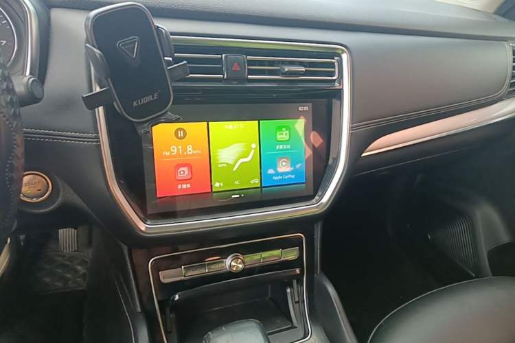 Used Roewe RX8 2018 30T Two-Wheel Drive Flagship Edition Audio And AC Panel