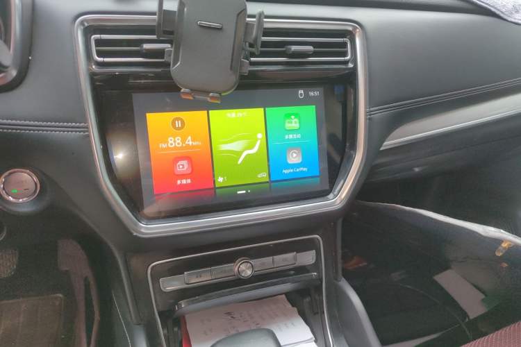Used Roewe RX8 2018 30T Two-Wheel Drive Flagship Edition Audio And AC Panel