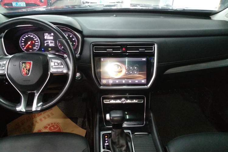 Used Roewe RX8 2018 30T Two-Wheel Drive Flagship Edition Audio And AC Panel
