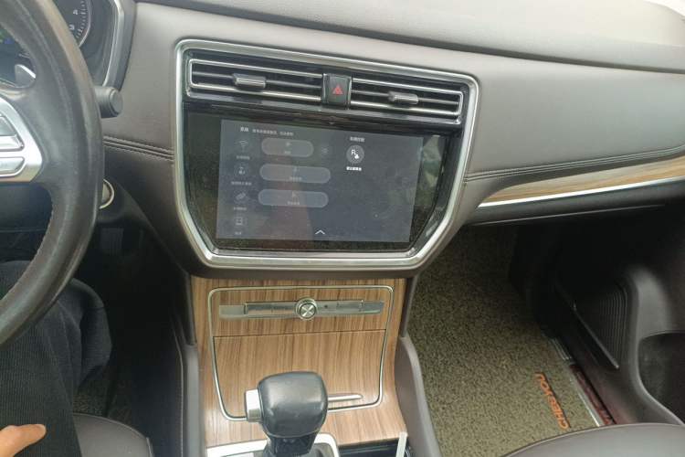 Used Roewe RX8 2018 30T Smart Connectivity Four-Wheel Drive Flagship Edition Audio And AC Panel