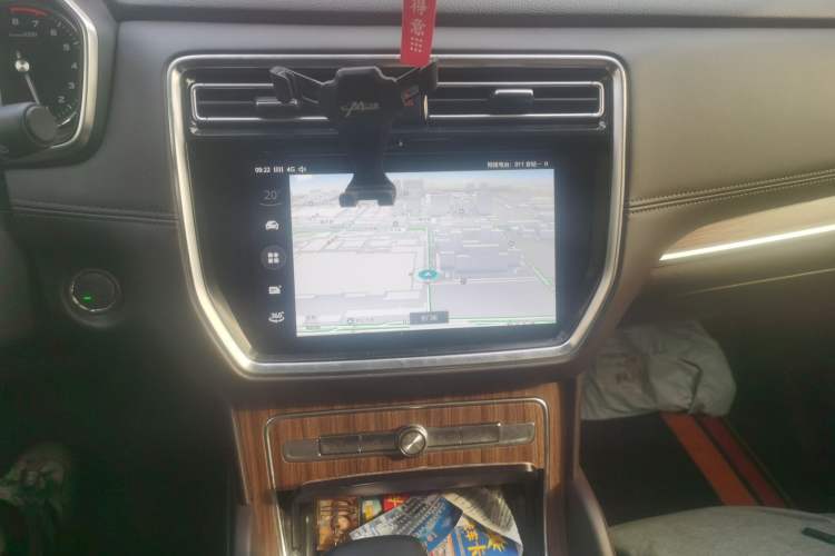Used Roewe RX8 2018 30T Smart Connectivity Two-Wheel Drive Flagship Edition Audio And AC Panel