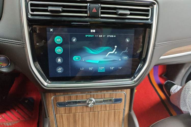 Used Roewe RX8 2018 30T Smart Connectivity Two-Wheel Drive Flagship Edition Audio And AC Panel