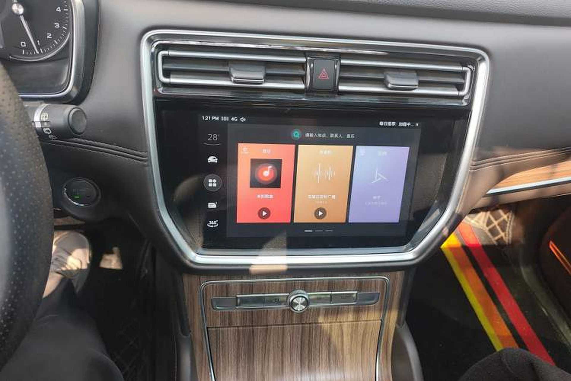 Used Roewe RX8 2018 30T Smart Connectivity Two-Wheel Drive Flagship Edition Audio And AC Panel