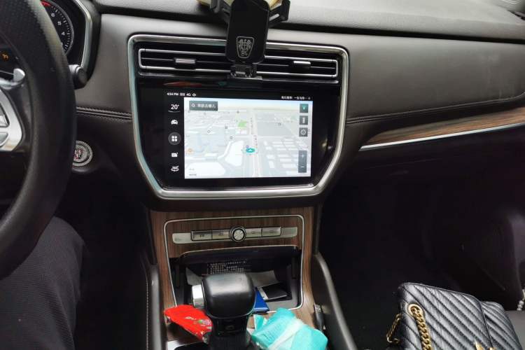 Used Roewe RX8 2018 30T Smart Connectivity Two-Wheel Drive Flagship Edition Audio And AC Panel