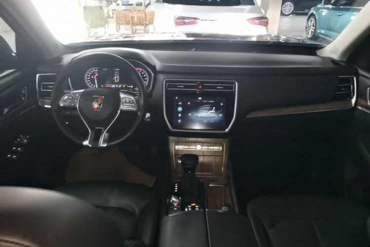Used Roewe RX8 2018 30T Smart Connectivity Four-Wheel Drive Flagship Edition Center Console