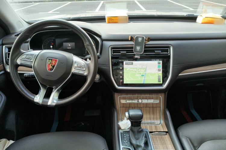 Used Roewe RX8 2018 30T Smart Connectivity Two-Wheel Drive Supreme Edition Center Console