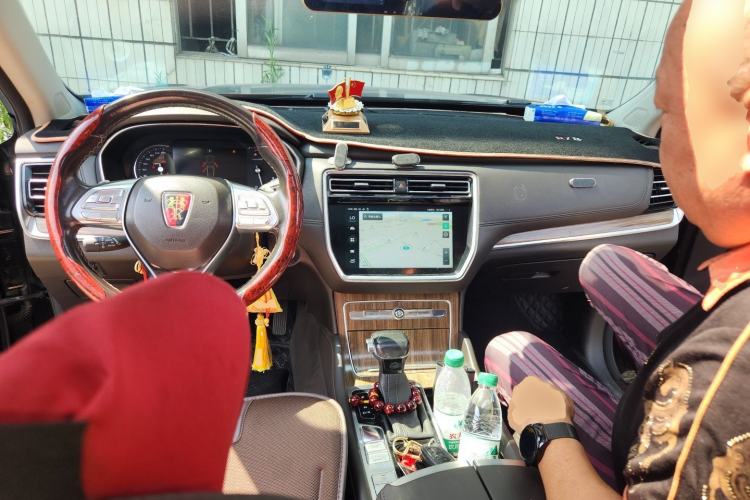 Used Roewe RX8 2018 30T Smart Connectivity Two-Wheel Drive Flagship Edition Center Console