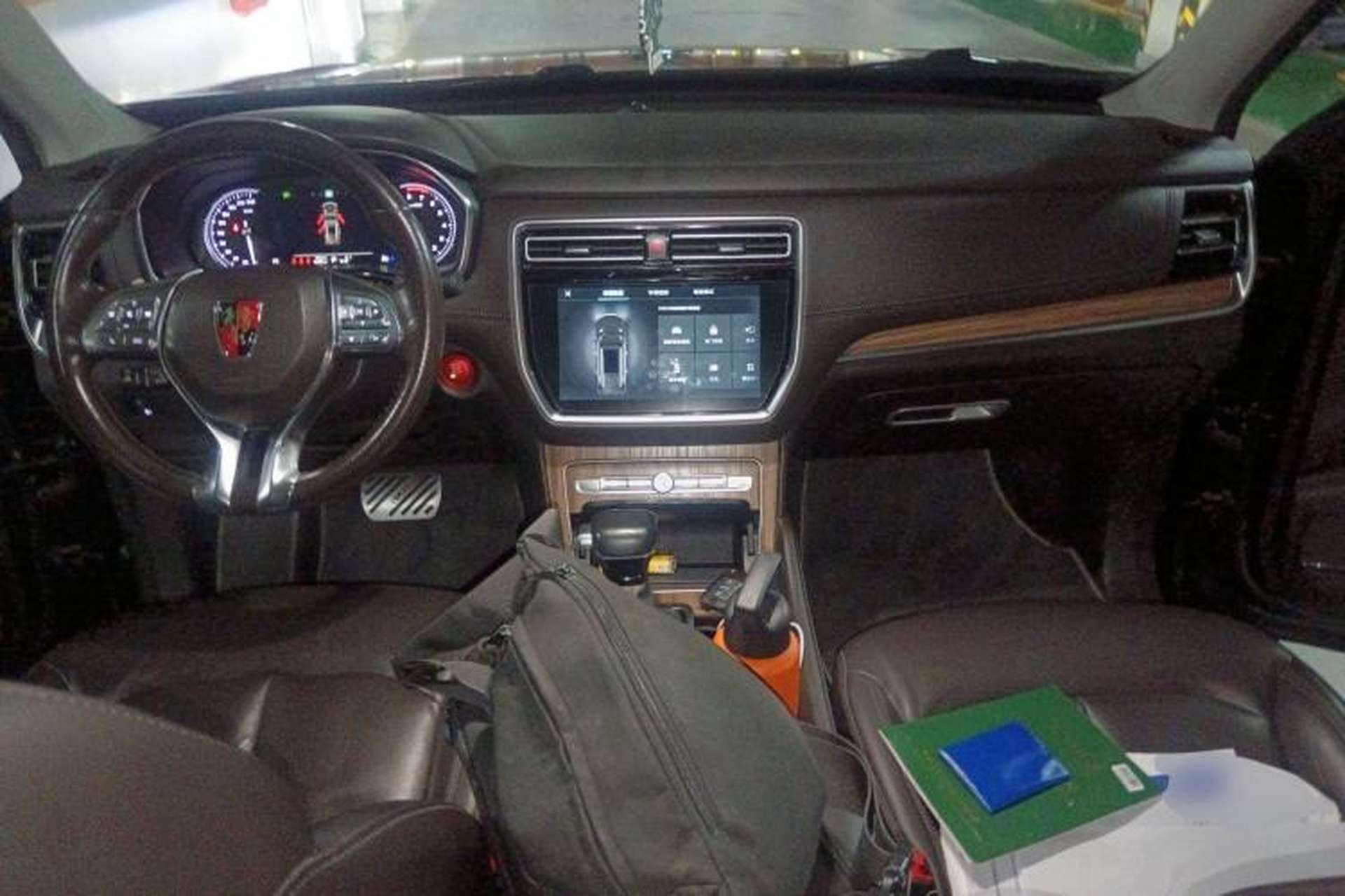 Used Roewe RX8 2018 30T Smart Connectivity All-Wheel Drive Supreme Edition Center Console