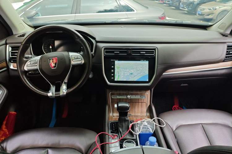 Used Roewe RX8 2018 30T Smart Connectivity All-Wheel Drive Supreme Edition Center Console