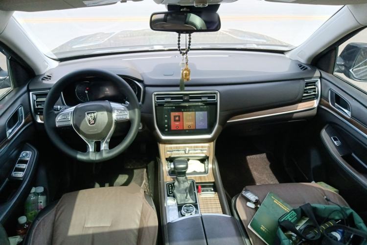Used Roewe RX8 2018 30T Smart Connectivity All-Wheel Drive Supreme Edition Center Console