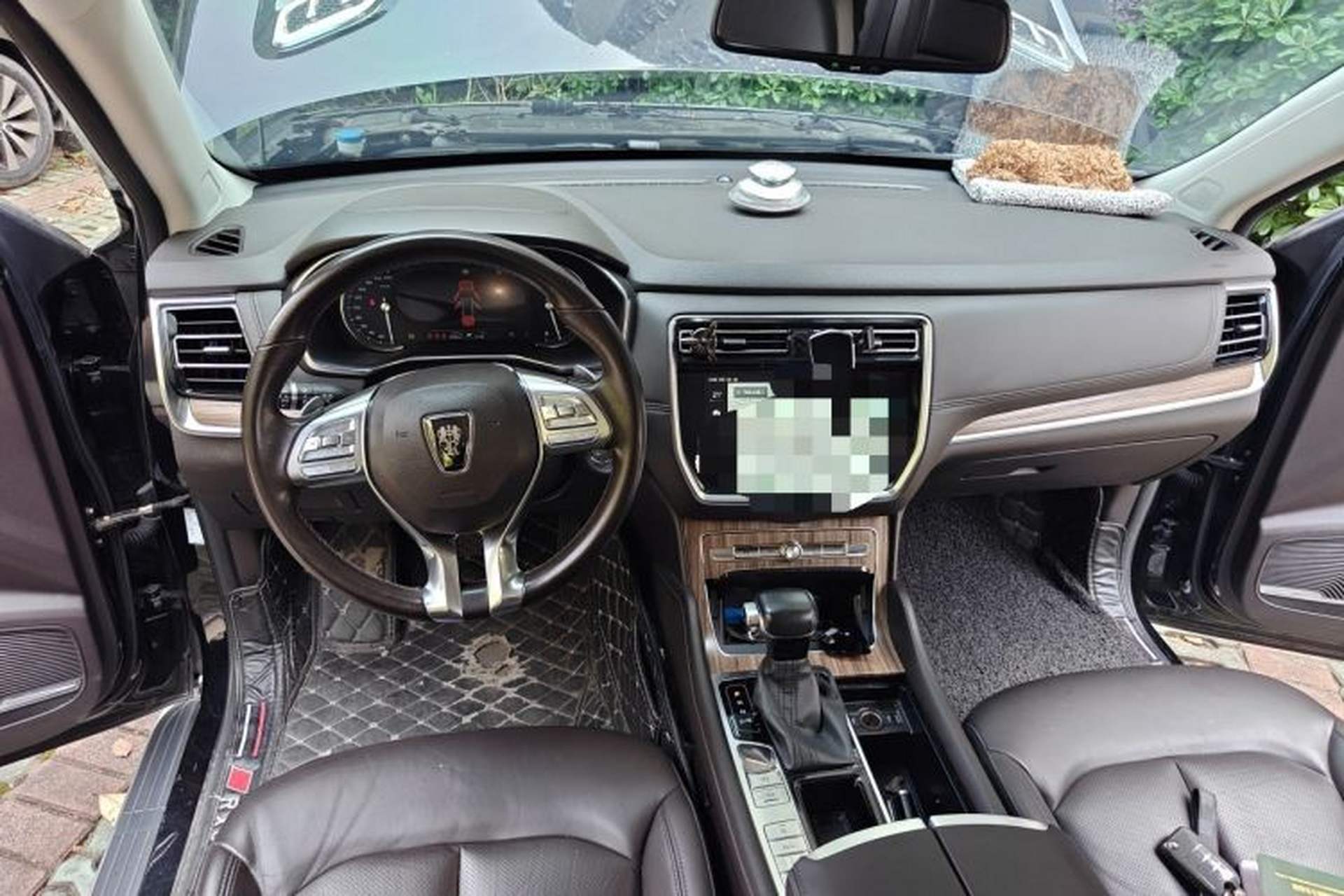 Used Roewe RX8 2018 30T Smart Connectivity Two-Wheel Drive Supreme Edition Center Console