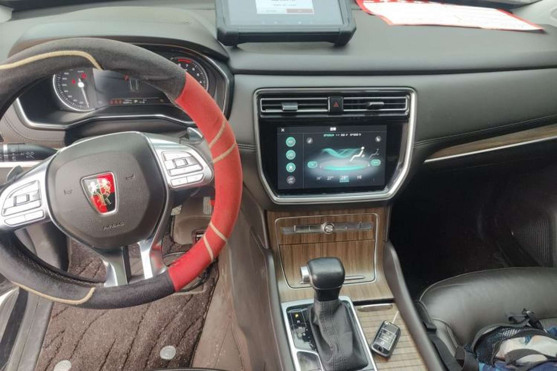 Used Roewe RX8 2018 30T Smart Connectivity Two-Wheel Drive Flagship Edition Center Console