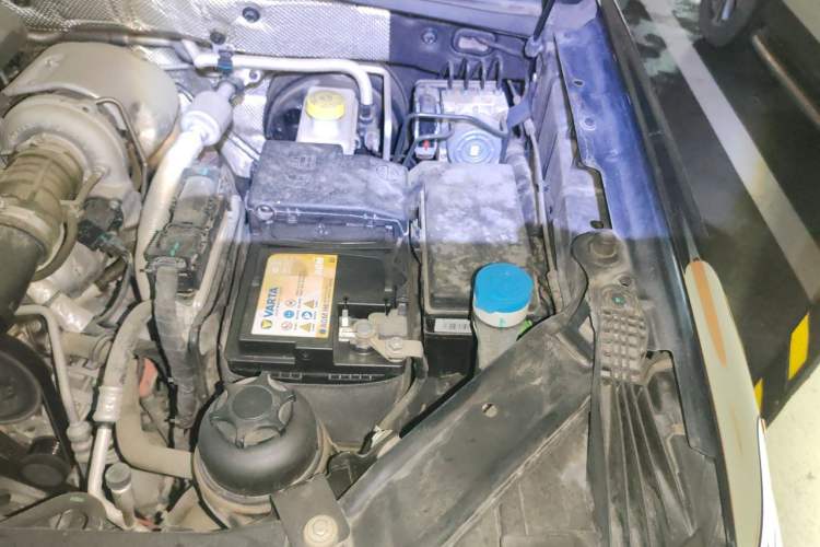 Used Roewe RX8 2018 30T Smart Connectivity Four-Wheel Drive Flagship Edition Engine Bay Left