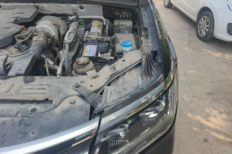 Used Roewe RX8 2018 30T Smart Connectivity Two-Wheel Drive Flagship Edition Engine Bay Left