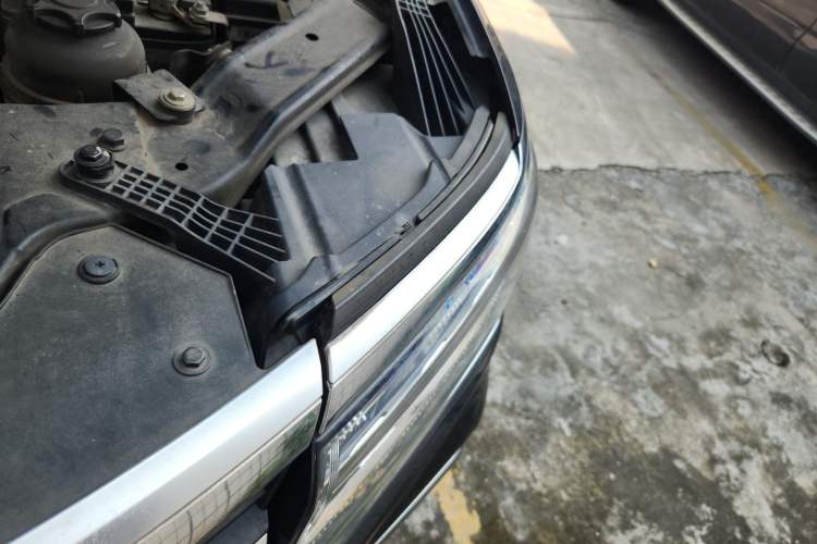 Used Roewe RX8 2018 30T Smart Connectivity Two-Wheel Drive Flagship Edition Engine Bay Left