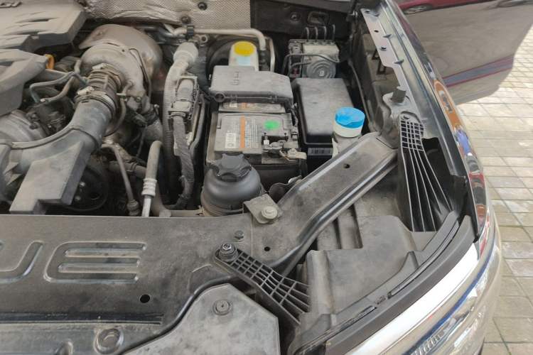 Used Roewe RX8 2018 30T Smart Connectivity Two-Wheel Drive Flagship Edition Engine Bay Left
