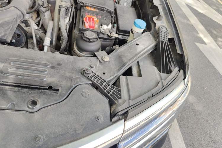 Used Roewe RX8 2018 30T Two-Wheel Drive Flagship Edition Engine Bay Left