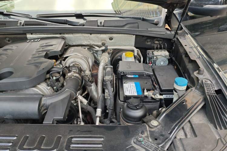 Used Roewe RX8 2018 30T Smart Connectivity All-Wheel Drive Supreme Edition Engine Bay Left