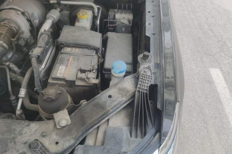 Used Roewe RX8 2018 30T Smart Connectivity Two-Wheel Drive Flagship Edition Engine Bay Left