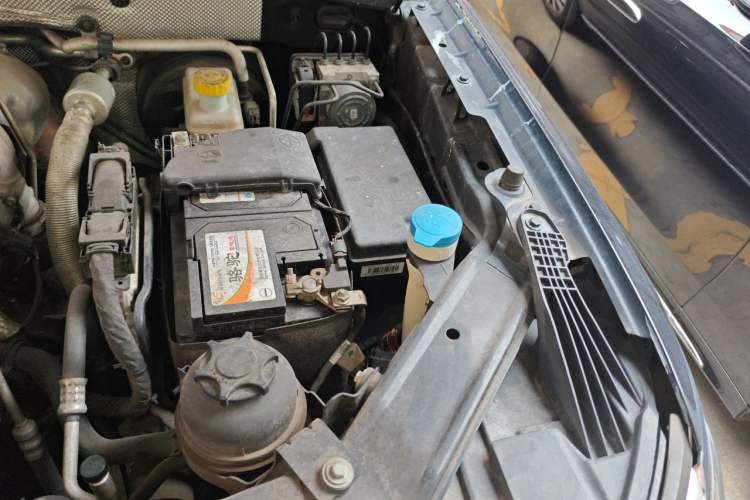 Used Roewe RX8 2018 30T Smart Connectivity Two-Wheel Drive Flagship Edition Engine Bay Left