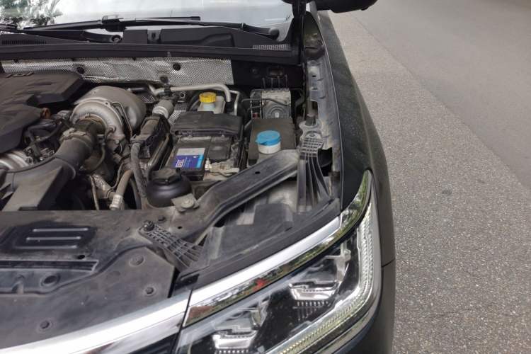 Used Roewe RX8 2018 30T Smart Connectivity Two-Wheel Drive Flagship Edition Engine Bay Left