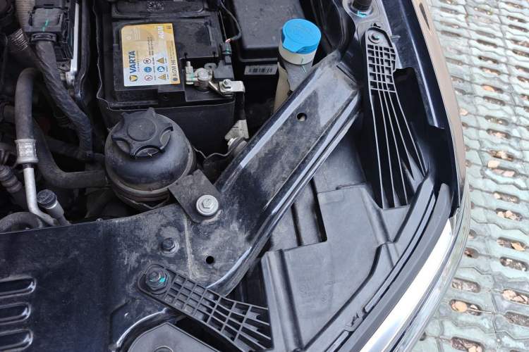 Used Roewe RX8 2018 30T Smart Connectivity Two-Wheel Drive Supreme Edition Engine Bay Left