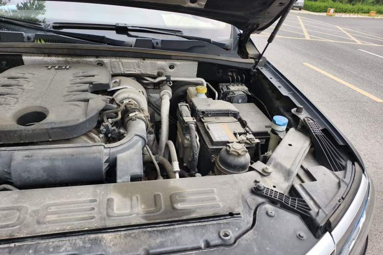 Used Roewe RX8 2018 30T Smart Connectivity Four-Wheel Drive Flagship Edition Engine Bay Left