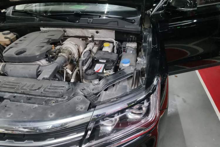 Used Roewe RX8 2018 30T Smart Connectivity All-Wheel Drive Supreme Edition Engine Bay Left
