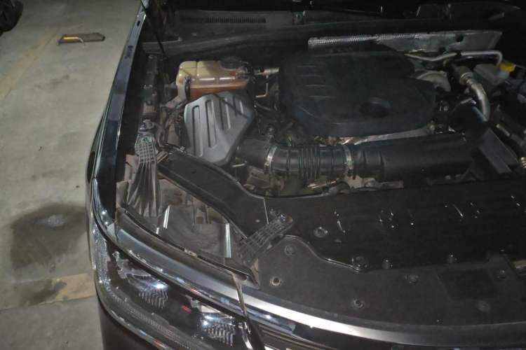 Used Roewe RX8 2018 30T Smart Connectivity All-Wheel Drive Supreme Edition Engine Bay Right