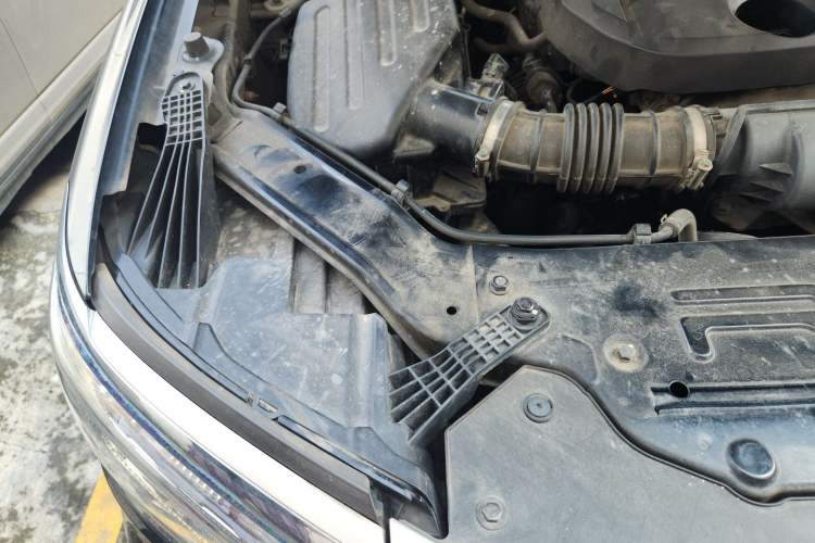 Used Roewe RX8 2018 30T Smart Connectivity Two-Wheel Drive Flagship Edition Engine Bay Right