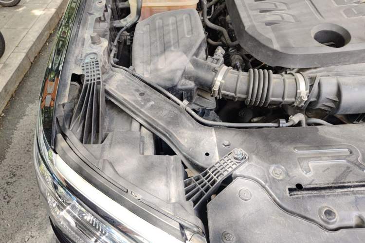 Used Roewe RX8 2018 30T Two-Wheel Drive Flagship Edition Engine Bay Right