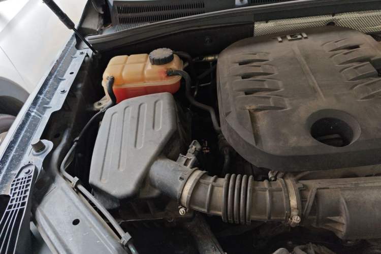 Used Roewe RX8 2018 30T Smart Connectivity Two-Wheel Drive Flagship Edition Engine Bay Right
