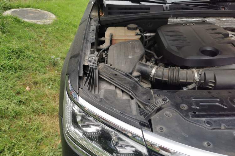 Used Roewe RX8 2018 30T Smart Connectivity Two-Wheel Drive Flagship Edition Engine Bay Right
