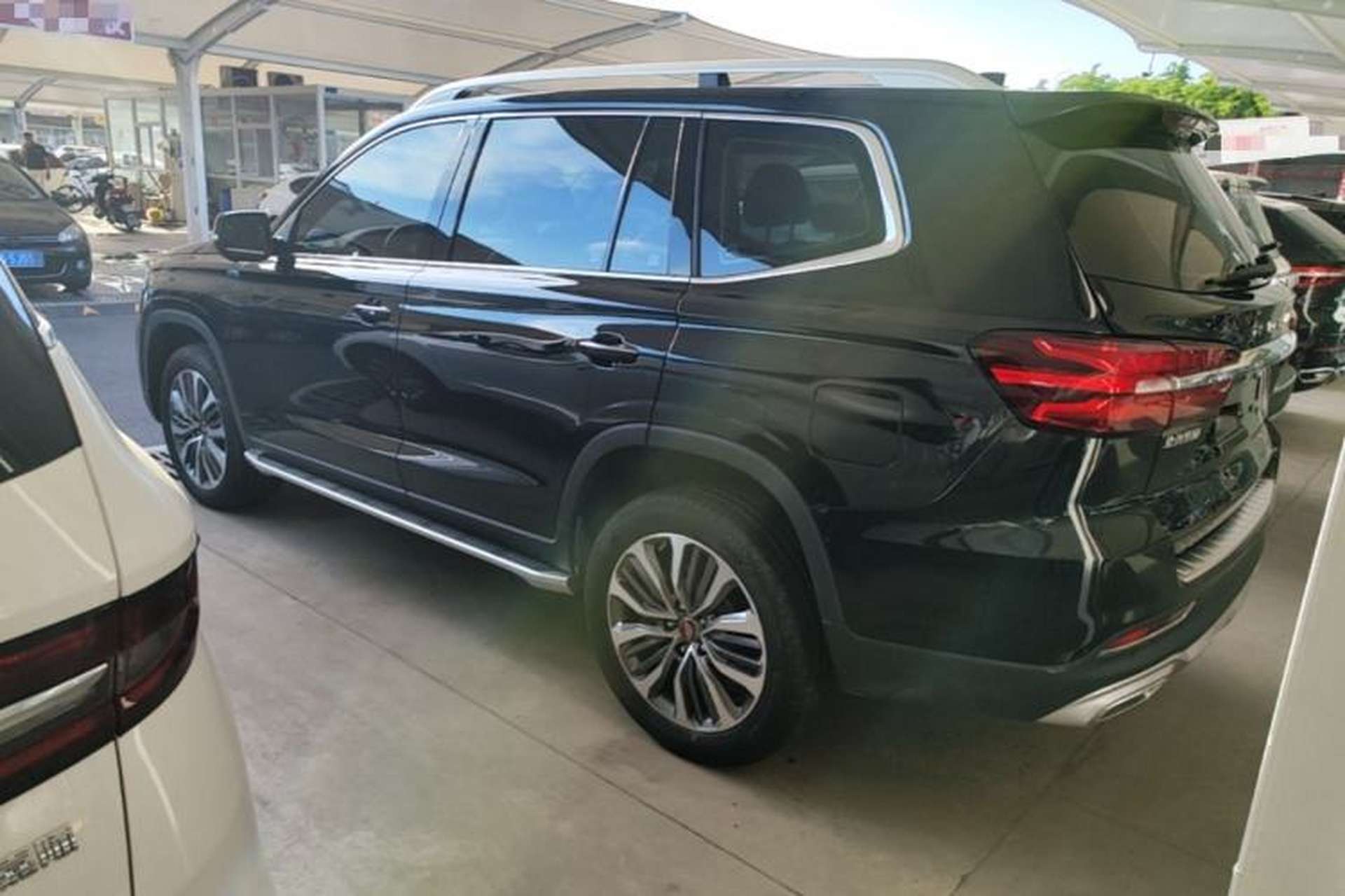 Used Roewe RX8 2018 30T Smart Connectivity All-Wheel Drive Supreme Edition Exterior 2