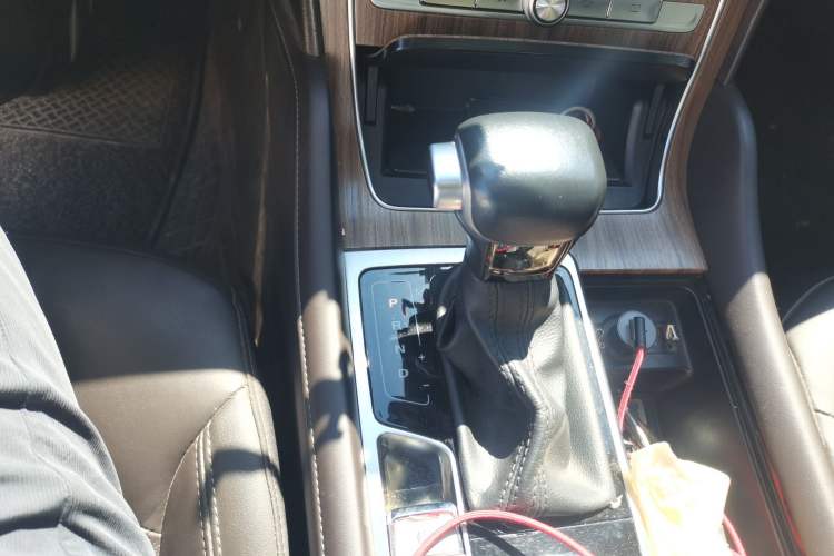 Used Roewe RX8 2018 30T Smart Connectivity All-Wheel Drive Supreme Edition Gear Lever