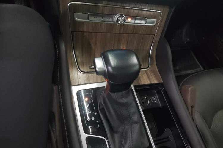 Used Roewe RX8 2018 30T Smart Connectivity Two-Wheel Drive Flagship Edition Gear Lever