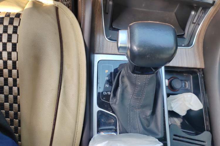 Used Roewe RX8 2018 30T Smart Connectivity Two-Wheel Drive Flagship Edition Gear Lever