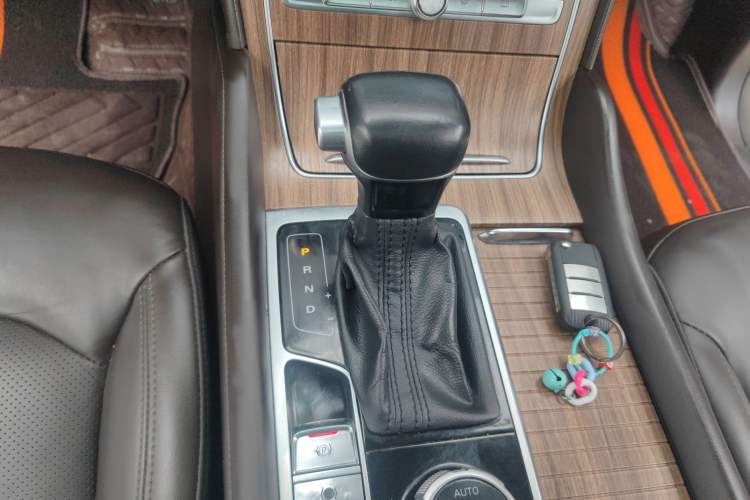 Used Roewe RX8 2018 30T Smart Connectivity Four-Wheel Drive Flagship Edition Gear Lever