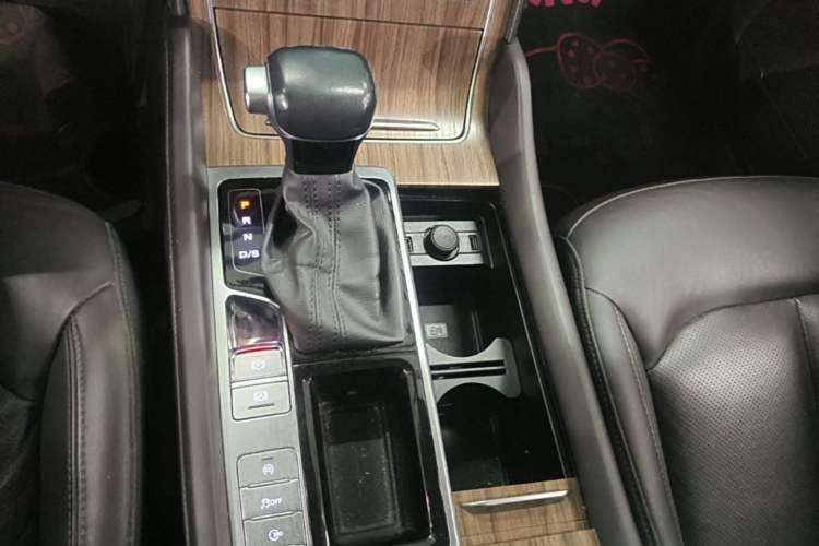 Used Roewe RX8 2018 30T Smart Connectivity Two-Wheel Drive Flagship Edition Gear Lever
