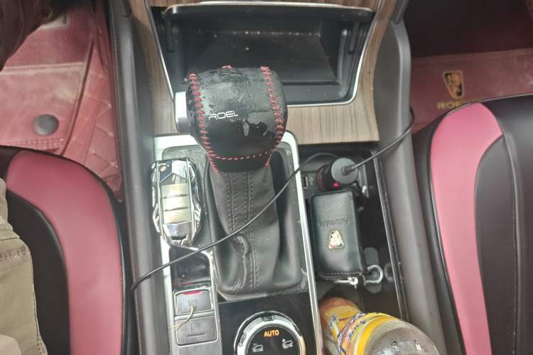 Used Roewe RX8 2018 30T Smart Connectivity All-Wheel Drive Supreme Edition Gear Lever