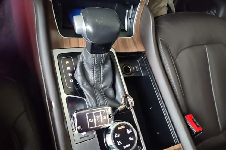 Used Roewe RX8 2018 30T Smart Connectivity All-Wheel Drive Supreme Edition Gear Lever