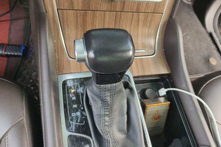 Used Roewe RX8 2018 30T Smart Connectivity Two-Wheel Drive Flagship Edition Gear Lever