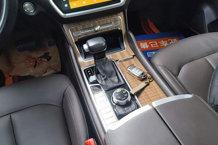 Used Roewe RX8 2018 30T Smart Connectivity Four-Wheel Drive Flagship Edition Gear Lever