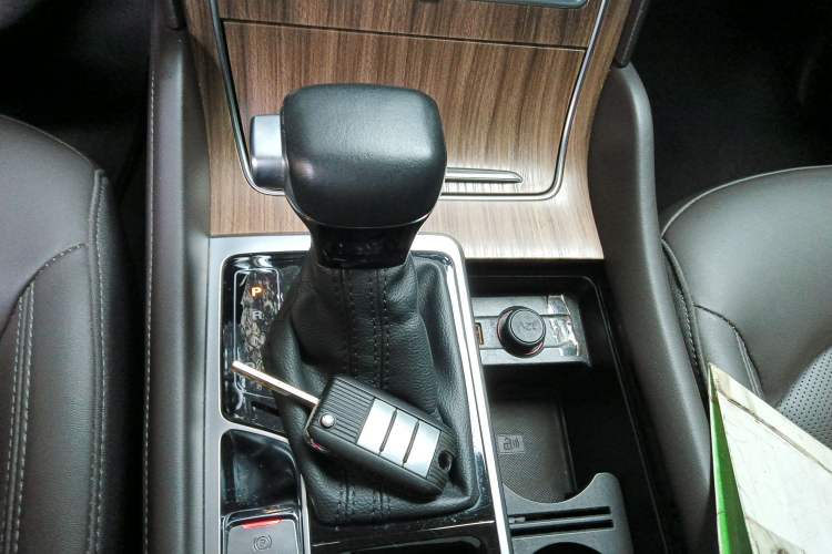 Used Roewe RX8 2018 30T Smart Connectivity Two-Wheel Drive Supreme Edition Gear Lever