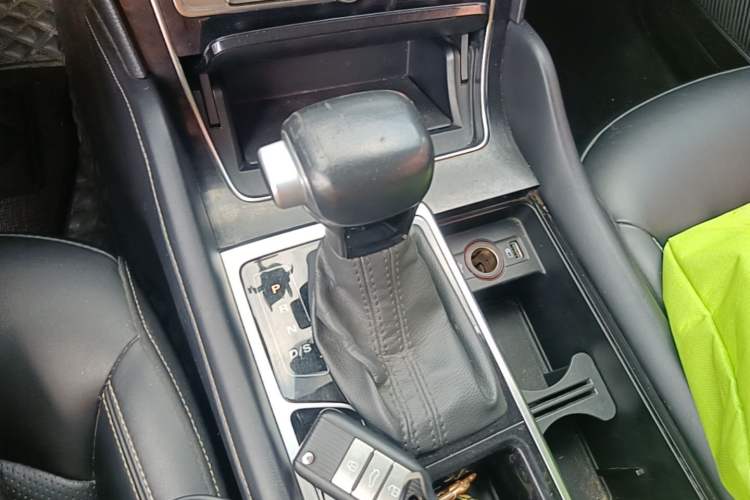Used Roewe RX8 2018 30T Two-Wheel Drive Flagship Edition Gear Lever