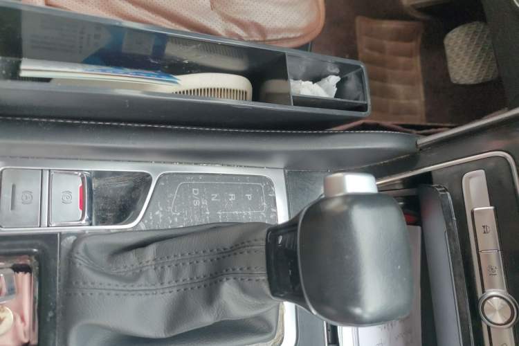 Used Roewe RX8 2018 30T Two-Wheel Drive Flagship Edition Gear Lever