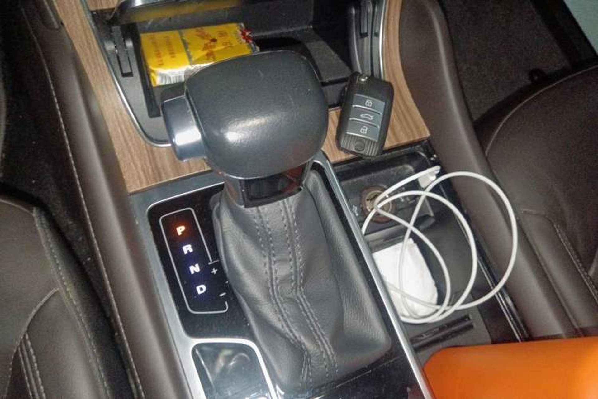 Used Roewe RX8 2018 30T Smart Connectivity All-Wheel Drive Supreme Edition Gear Lever
