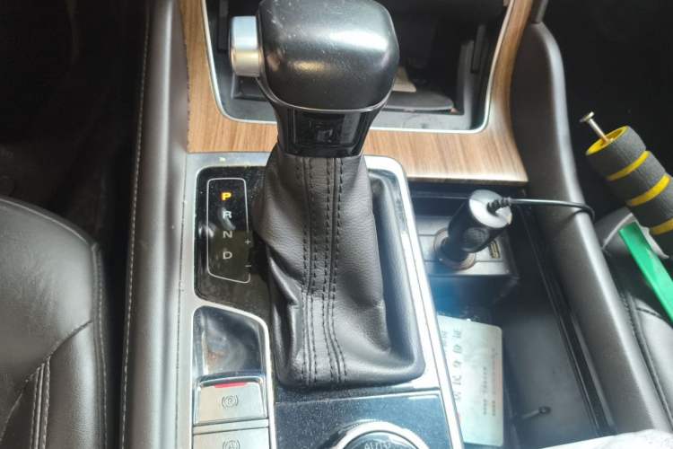 Used Roewe RX8 2018 30T Smart Connectivity Four-Wheel Drive Flagship Edition Gear Lever