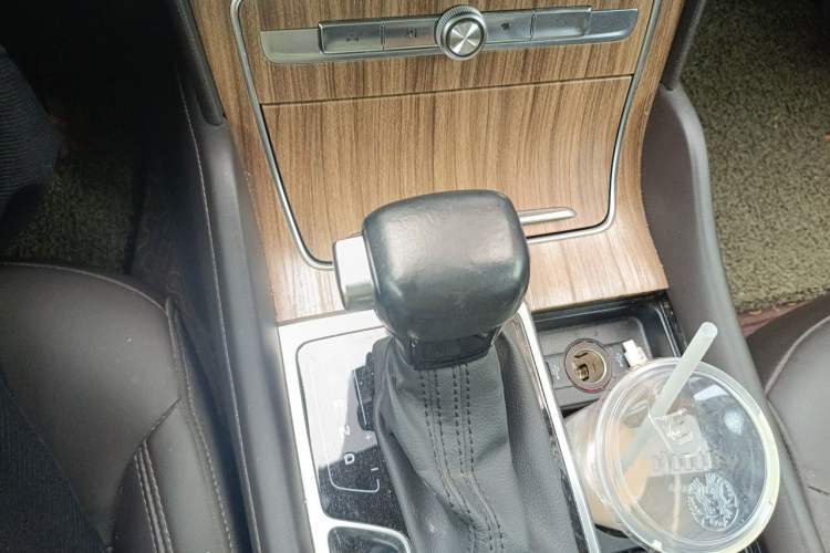 Used Roewe RX8 2018 30T Smart Connectivity Four-Wheel Drive Flagship Edition Gear Lever